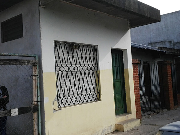 Venta de casa en San Emilio 1732, e/Larreta y Vedia mitre.-