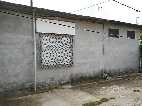 Venta de casa en San Emilio 1732, e/Larreta y Vedia mitre.-
