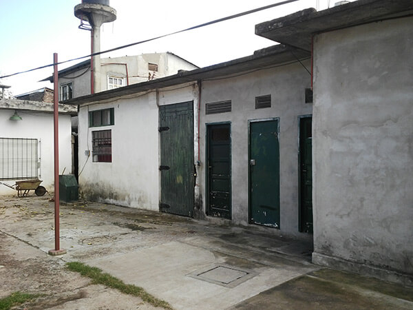 Venta de casa en San Emilio 1732, e/Larreta y Vedia mitre.-