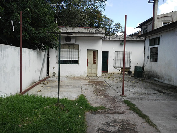 Venta de casa en San Emilio 1732, e/Larreta y Vedia mitre.-