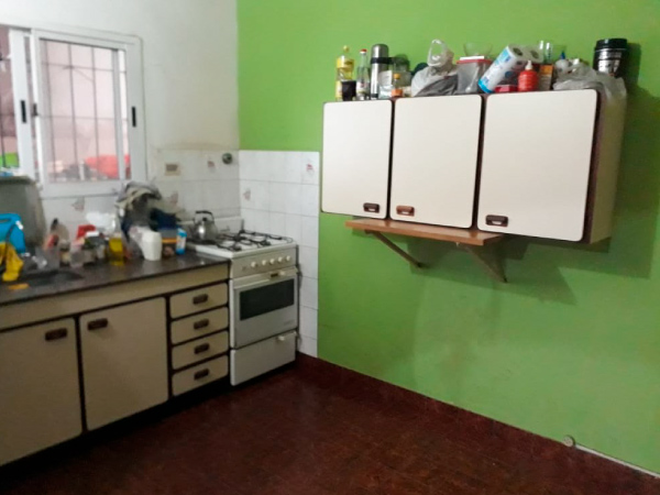 VENDE CASA Y LOCALES - F.2579