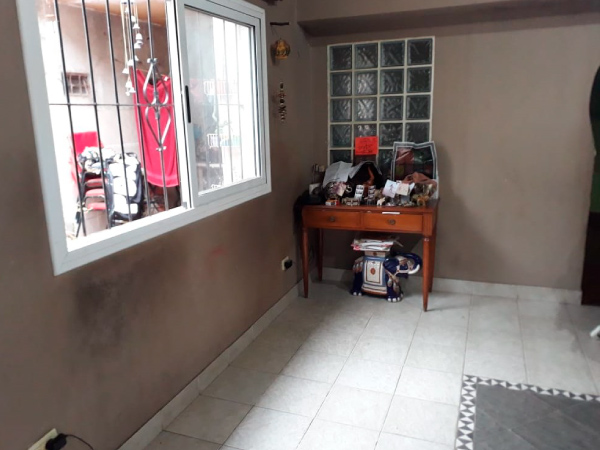 VENDE CASA Y LOCALES - F.2579