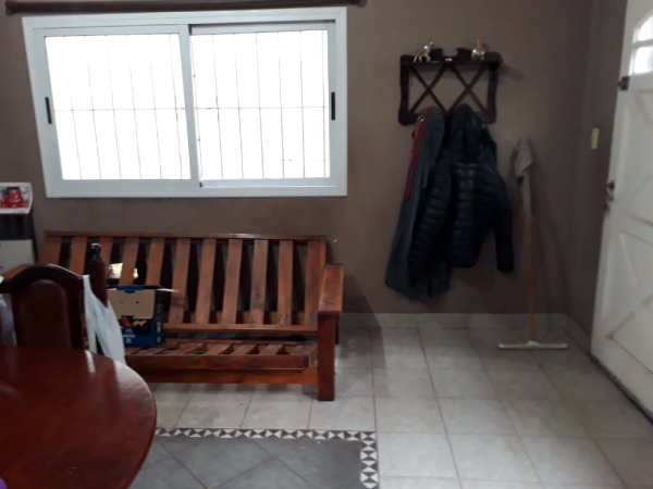 VENDE CASA Y LOCALES - F.2579