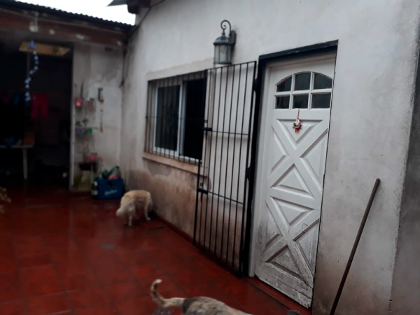 VENDE CASA Y LOCALES - F.2579