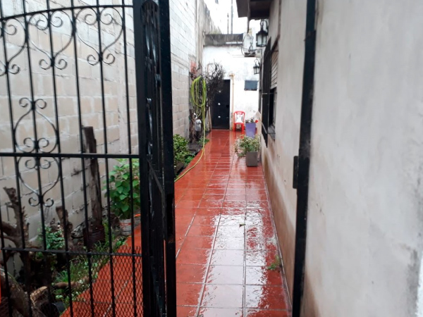 VENDE CASA Y LOCALES - F.2579
